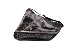 Bolso Flying Eagle para patines con diseño de camuflaje en tonos grises y negros, con la inscripción "Rolling With Wings" en el lateral.