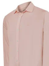 Camisa de manga larga RKF, color rosado con estampado de líneas verticales finas. Presenta cuello camisero, cierre frontal con botones y logo bordado en el pecho.