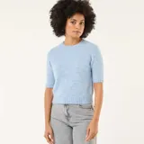 Sweater de punto de textura suave, color azul claro, con cuello redondo y mangas cortas. Presenta un diseño de corte recto con terminaciones acanaladas en cuello, mangas y ruedo.