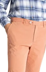 Pantalon tipo chino de corte recto, color naranja suave, con cierre frontal de cremallera y boton, bolsillos laterales y traseros.