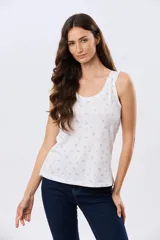 Musculosa de algodón blanca con pequeño estampado floral y volados en los tirantes, de corte clásico.