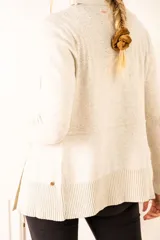 Cardigan color salmón de algodón y elastano, con solapa y lazo ajustable en la cintura.