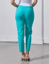 Pantalón recto color verde esmeralda de gabardina elastizada, marca Zac & Rachel. Pretina ancha con faja interna modeladora. Delantera con bolsillos simulados. Trasera con bolsillos ojal.