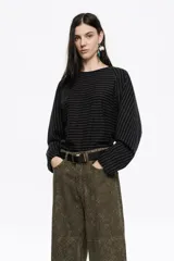 Camiseta de tejido de punto con rayas horizontales en tonos azul marino y verde oliva. Presenta escote redondo y mangas largas estilo murciélago o raglán.