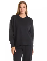 Buzo deportivo de cuello redondo, con hombros caídos y mangas largas con puños. Presenta costuras decorativas tipo pespunte en la parte frontal y en las mangas, con un diseño de ruedo recto y tajos laterales.