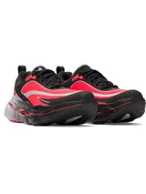 Championes de running Under Armour Halo Racer, con diseño de entresuela de balancín y amortiguación HOVR+ para mayor retorno de energía. Presentan una parte superior de malla transpirable en color negro y rojo vibrante, con detalles en gris y blanco.