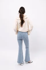 Pantalón de gabardina elastizada color azul marino, de corte acampanado con aberturas laterales con botones.