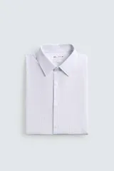 Camisa slim fit blanca con rayas verticales finas en color gris, confeccionada en tejido de algodón. Presenta cuello italiano y manga larga con puño abotonado. Cierre frontal con botonadura.