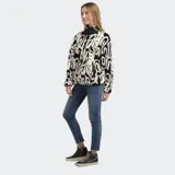 Campera de polar con diseño estampado en blanco y negro, cuello alto con medio cierre frontal y bolsillos laterales.