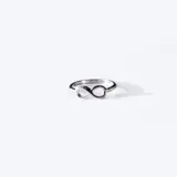 Anillo de plata 925 con diseño central de símbolo de infinito.