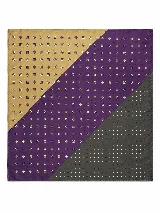 Pañuelo cuadrado de diseño geométrico en tonos marrón, tostado y beige con detalles de lunares y rombos.