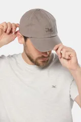 Gorro de lona color gris con visera y logo bordado en el frente.