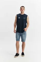 Bermuda de denim de corte relaxed fit, tiro medio y color negro con efecto deslavado. Cuenta con bolsillos clásicos y cierre frontal con botón y cremallera.