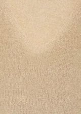 Jersey de punto fino con acabado metalizado, cuello en pico y manga larga. Presenta un diseño recto y ligero, ideal para ocasiones especiales.