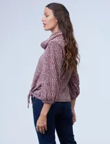 Buzo de tejido velour color multicolor con cuello volcado y terminación anudada. Manga ¾ con puño elastizado.