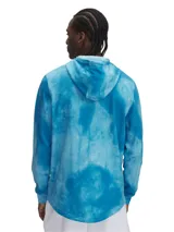 Buzo con capucha Under Armour modelo Rival Terry AOP, de tejido French Terry ligero con estampado tie-dye en tonos azules. Presenta cordones ajustables en la capucha, bolsillo frontal tipo canguro y logo de la marca estampado en el pecho.