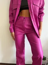 Pantalón fucsia de cuero sintético con textura croco, corte recto y tiro alto.