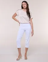 Pantalón capri blanco de estilo sastrero, tiro alto y calce ajustado, con cintura elástica ancha y bolsillos frontales funcionales.