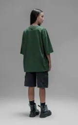 Remerón de algodón premium en color verde, con corte relajado, hombros caídos y mangas cortas amplias.