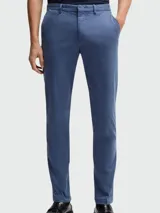 Pantalón tipo chino de corte slim-fit, confeccionado en gabardina de algodón elástico. Presenta cierre de botón y cremallera, bolsillos laterales y bolsillos traseros con botón.