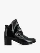 Botín de cuero acharolado negro con taco bloque y punta fina.