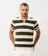 Polo de manga corta Marfinno a rayas horizontales verde oscuro y beige, confeccionado en mezcla de algodón y poliéster con textura en relieve. Cuenta con cuello polo y cierre frontal parcial.