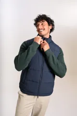 Chaleco puffer de color azul marino, con cierre frontal completo y cuello alto. Presenta un diseño acolchado horizontal y el logo de la marca bordado en el pecho.