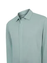 Camisa de manga larga marca RKF modelo Horizon, color verde menta, de corte modern fit con cuello camisero y tapeta que oculta los botones.