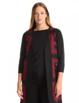 Chaleco largo tejido de la marca Tahari, con diseño tribal en color rojo sobre fondo negro. Presenta un corte recto y abierto al frente.
