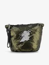 Cartera de mano rectangular cubierta de lentejuelas color verde militar y plateado, con diseño de rayo en el centro. Tiene cierre de cremallera en la parte superior y correa de mano de cuero sintético negro.