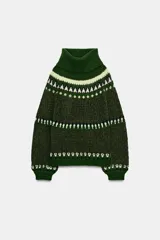 Jersey de punto con cuello subido y manga larga, diseño de jacquard con motivos geométricos en tonos verdes y crema.