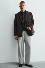 Blazer de corte regular fit confeccionada en tejido con mezcla de lana. Presenta cuello con solapas de pico, cierre frontal de botonadura cruzada, bolsillos con solapa en la cadera y aberturas en la espalda.