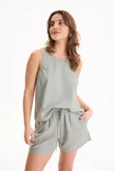 Blusa de lino sin mangas color verde menta, con cuello redondo y diseño holgado.