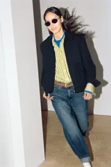 Jeans de tiro medio y corte balloon leg con efecto lavado, bolsillos clásicos y botamanga con vuelta.