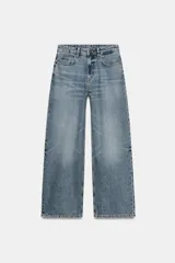 Jeans de tiro bajo y diseño wide leg de la colección ZW Collection de Zara, con efecto lavado, cinco bolsillos, trabillas en la cintura y cierre frontal con cremallera y botón metálico.
