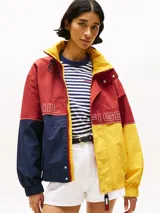 Campera de nailon con diseño color block en rojo, amarillo y azul marino. Tiene cuello alto, cierre de cremallera oculto con botones a presión, puños y bajo elásticos, dos bolsillos ribeteados en la cintura y logo de Tommy Hilfiger en la parte delantera, la trasera y las mangas.