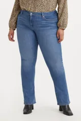 Jean de tiro medio color azul, de corte recto y calce modelador.