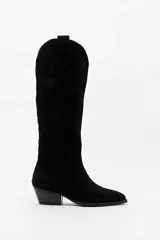 Bota de caña alta Daniel Cassin modelo Dert, color negro, confeccionada en gamuza con diseño estilo texano, taco cuadrado y puntera fina.