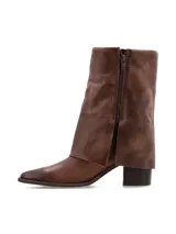 Bota de caña alta de cuero liso en color marrón, con diseño de polaina incorporada, taco medio y acabado en punta.
