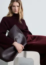 Falda midi color borgoña de tejido satinado con cintura elástica y diseño evasé.