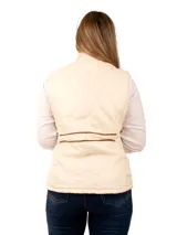 Chaleco beige capitoneado con cierre frontal y cuello alto.