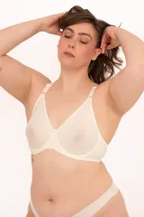 Soutien sin costura Marina, con copa moldeada y aro, color beige. ConFECCIONADO con tela con fibra LYCRA® de tacto suave y tirantes elásticos regulables.
