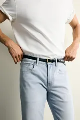 Jeans slim fit de tiro medio, color celeste claro con efecto lavado. Confeccionados en tejido elástico, cuentan con diseño de cinco bolsillos y cierre frontal con cremallera y botón metálico.