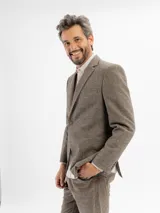 Saco de paño gris con solapa clásica, cierre frontal de botones y bolsillos laterales. Presenta un corte regular fit.