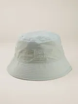 Gorro tipo bucket color celeste con logo bordado "Benson & Thomas Modern Classics" en el frente.