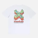 Remera blanca de manga corta, confeccionada en algodón orgánico, con diseño holgado y estampado frontal pequeño con la inscripción "NomadLand" en color rojo y negro.