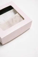 Bombacha tipo vedetina de algodón con ribetes suaves y laterales regulables. Diseño básico y cómodo, confeccionado en tejido transpirable.