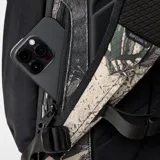 Mochila Rip Curl modelo F-Light Searcher de 45 litros, con estampado de camuflaje y base reforzada en color negro. Cuenta con múltiples compartimentos con cierre y diseño ergonómico.