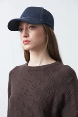 Sweater negro de tejido tramado con relieve, de calce cómodo y cuello redondo.