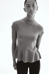 Top de punto fino color gris oscuro, con cuello redondo acanalado, mangas cortas tipo raglán y silueta acampanada (peplum).